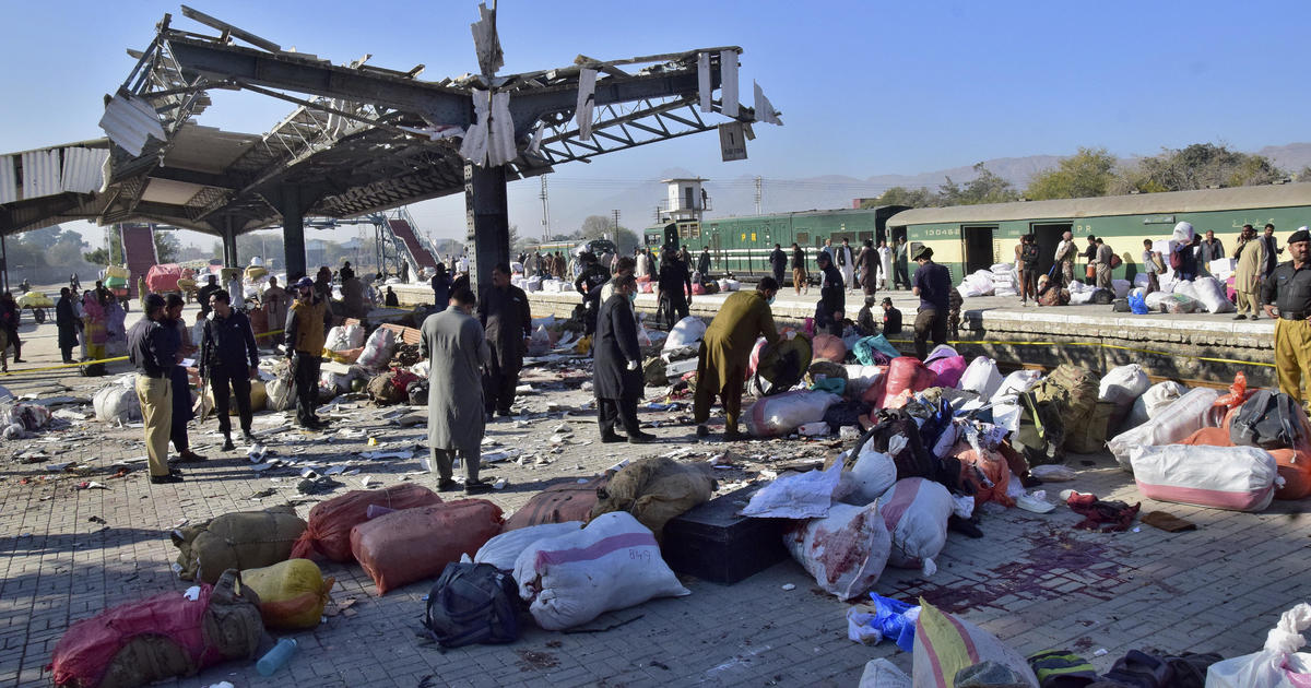 Dozens killed in suicide bombing at Pakistan train station