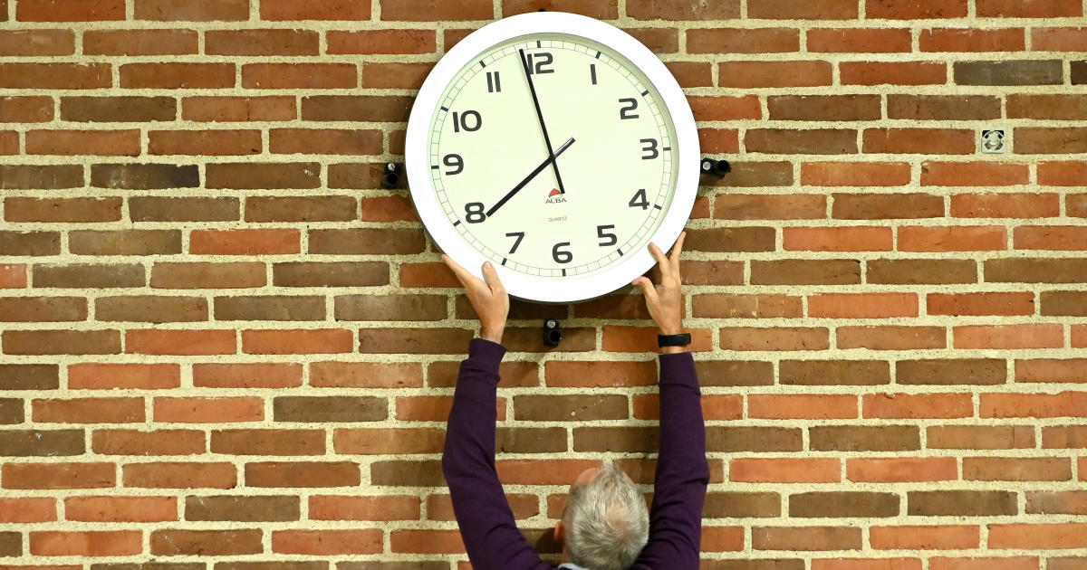 When do we “fall back” for daylight saving time 2024, and why does the time change twice a year?