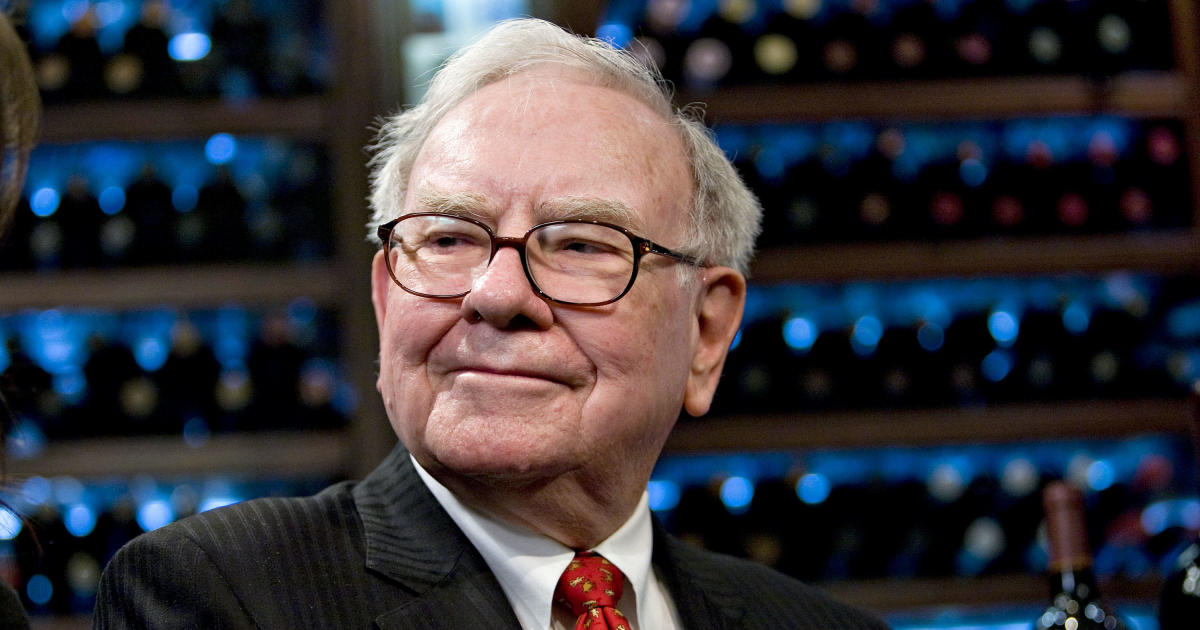 Warren Buffett sitting on over $325 billion cash as Berkshire Hathaway continues selling Apple stock