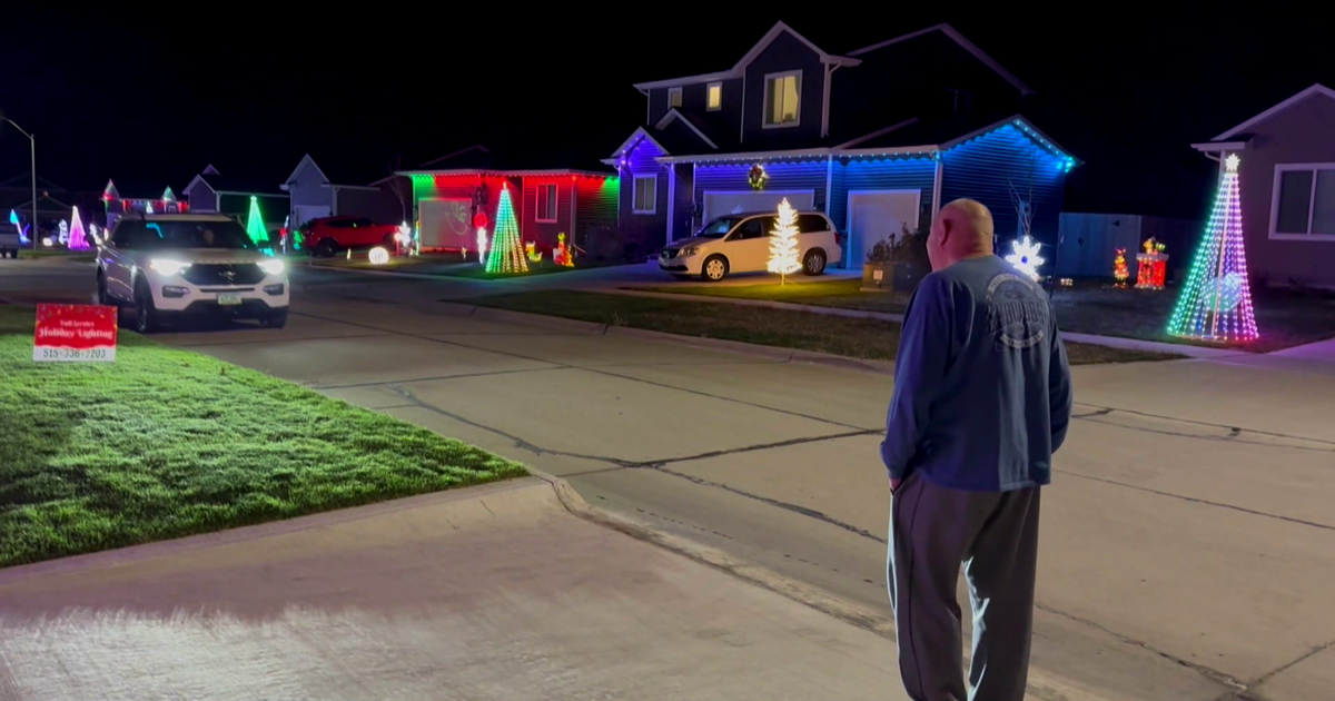 Iowa man decorates neighbors’ homes to celebrate wife’s love of Christmas